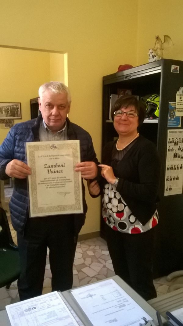 Rita Frignani di Cna Bologna consegna la pergamena del Buon Anniversario a Vainer Zamboni per i 25 anni di attività