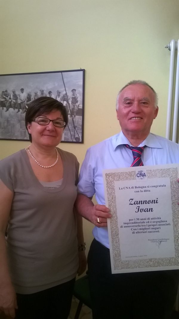 Ivan Zannoni per i suoi 30 anni di attività di noleggio con conducente socio Cosepuri, riceve la pergamena del Buon Anniversario da Rita Frignani di Cna Bologna.